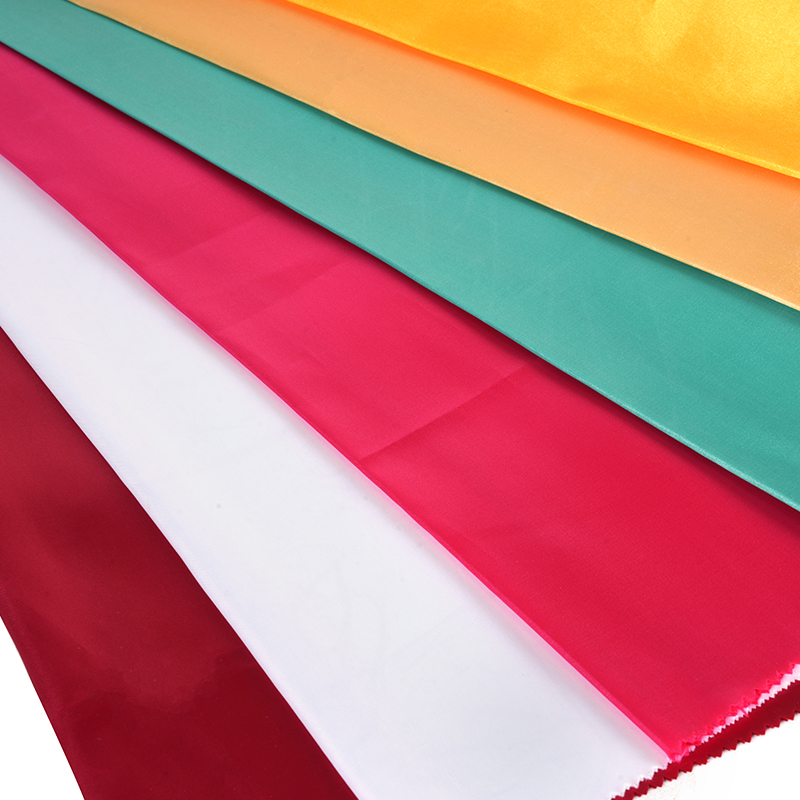 50/75 kiiltävä kiertymätön satiini + ohut mela päällä kangas